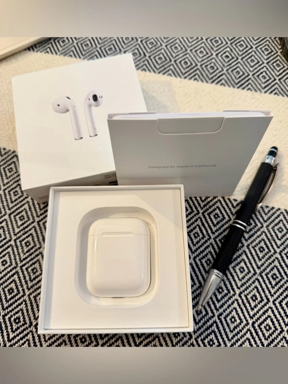 Apple AirPods Charging Case - White